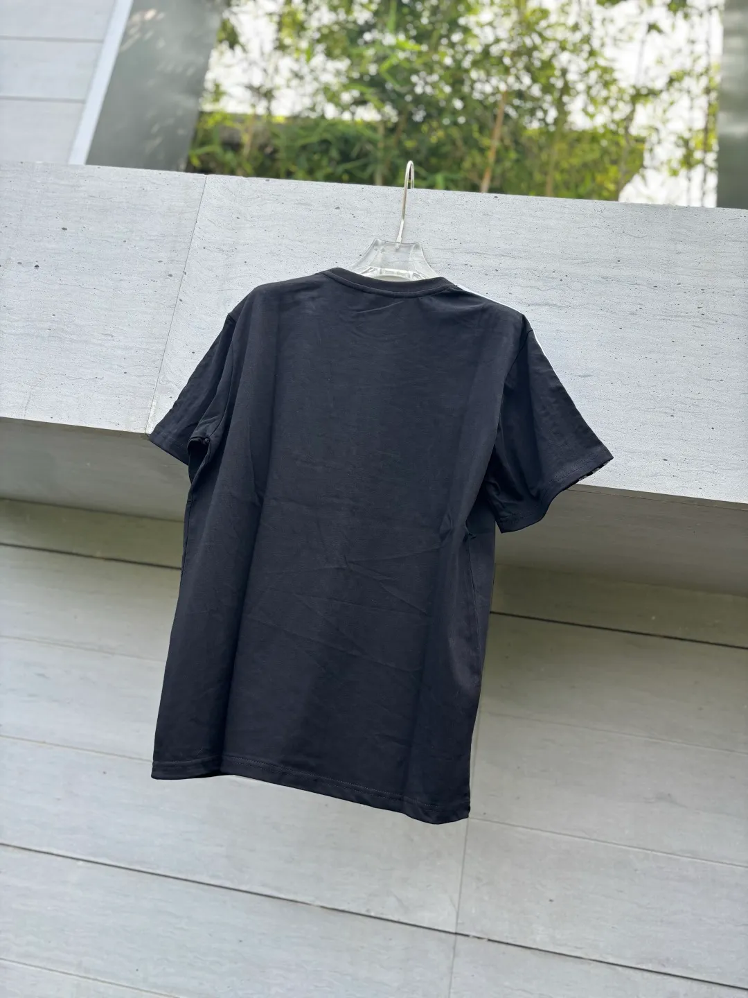 𝟬𝟱𝟰𝟯#Exclusive real shot/difference between various stolen pictures and online version on the market [𝗮𝗱𝗶𝗱𝗮𝘀 Adidas Trefoil men's and women's digital embroidery sports loose round neck T-shirt short sleeves, selected soft cotton fabric, skin-friendly, Breathable, super comfortable to wear. ✅Full set of 1:1 customized accessories ➕Customized three-label ➕𝗬𝘂𝗮𝗻 version hang tag ➕𝗹𝗼𝗴𝗼 packaging bag🔥 ➕Scan the tag to enter the official website. ✅Top version, ins Xiaohongshu Kuaishou = lots of bloggers wear it. ✅Adidas’ absolute Hot Sale star Same Style Details are online, feel free to compare! The iconic Adidas logo embellishes the chest, highlighting the brand's charm. Fixed color and classic three-bar stripes, classic will never go out of style! Versatile is not picky, the original model is perfect for the upper body, so buy it with your eyes closed! ✅The striped elements on both sides of the sleeves add a sporty and fashionable feel, making it easily adaptable to various sports or daily leisure scenes. Whether you are running for fitness or hanging out on the street, it can keep you full of energy without losing the sense of fashion. ✅Complete sizes to meet the needs of different body shapes! Color;Black Size S-XXL